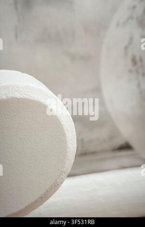 Minimalistischer abstrakter Hintergrund mit weißen geometrischen Betonformen und strukturierter Putzoberfläche Stockfoto