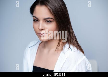 Porträt einer jungen brünetten Frau im Studio Stockfoto