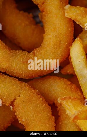 Frittierte Zwiebelringe, Nahaufnahme, isoliert. Stockfoto