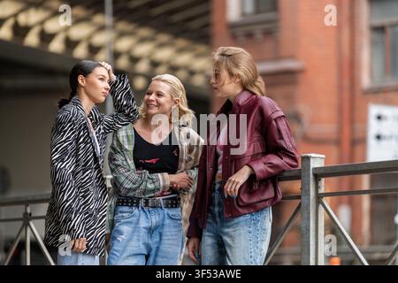 Drei coole Freundinnen, die in der Stadt abhängen Stockfoto