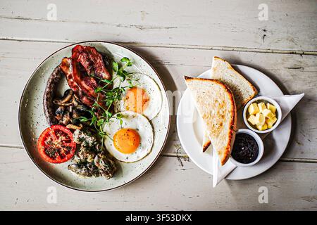 Ein vollständiges Frühstück mit Eiern, Speck und Toast Stockfoto