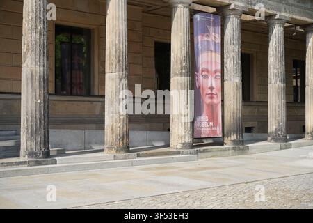 Berlin, Deutschland – 31. Juli 2026: Kolonnade am Neuen Museum auf der Museumsinsel mit einem großen Banner, das die Büste der Königin Nefertiti zeigt. Stockfoto