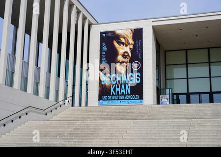 Berlin, Deutschland – 31. Juli 2026: James-Simon-Galerie auf der Museumsinsel mit einem Ausstellungsbanner für „Dschingis Khan und die Welt der Mongolen“. Stockfoto