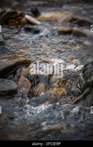 Nahaufnahme von fließendem Wasser in einem Bach nahe dem Plastira-See in Thessalien, Griechenland Stockfoto