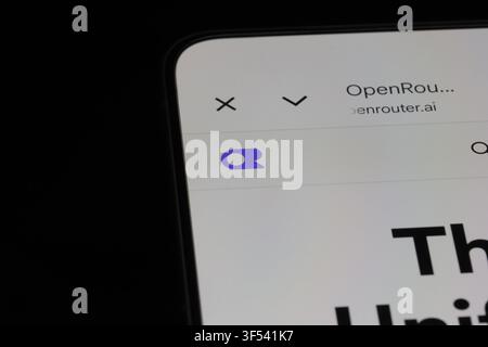 Shanghai, China – 31. Juli 2026: OpenRouter-Webseiteninterface auf einem Smartphone-Bildschirm angezeigt Stockfoto