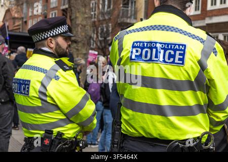Metropolitan-Polizei-Beamte im Dienst in hochsichtbaren Jacken. London, UK, 16. März 2024 Stockfoto