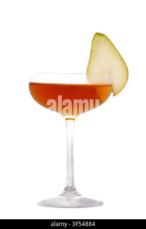 Ein Cocktail mit bernsteinfarbenem Stiel und einer Birnengarnitur ist isoliert auf Weiß in London, England, Vereinigtes Königreich, am 16. Juli 2018. Stockfoto