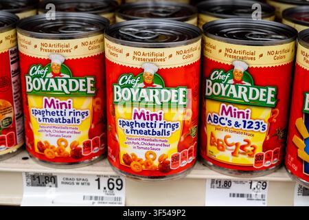 Chef Boyardee Mini-Spaghetti-Ringe und Fleischbällchen-Dosenpasta in Tomatensauce Stockfoto