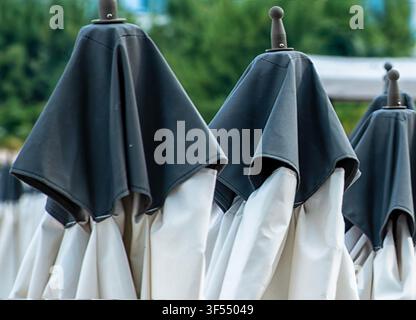 Strandschirme mit schwarzer belüfteter Bespannung Stockfoto