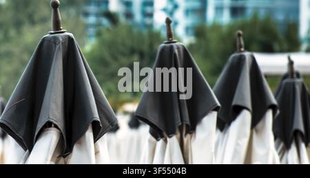 Strandschirme mit schwarzer belüfteter Bespannung Stockfoto