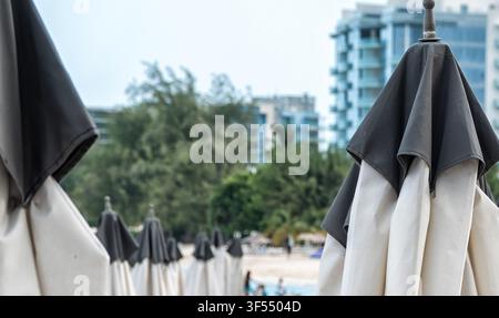 Strandschirme mit schwarzer belüfteter Bespannung Stockfoto
