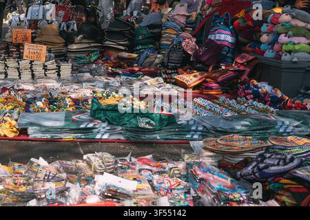 Straßenmarktstand gefüllt mit traditionellen mexikanischen Souvenirs, Textilien und handgefertigten Artikeln Stockfoto