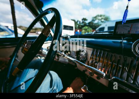 Klassisches Auto-Lenkrad und Interieur in Kuba Stockfoto