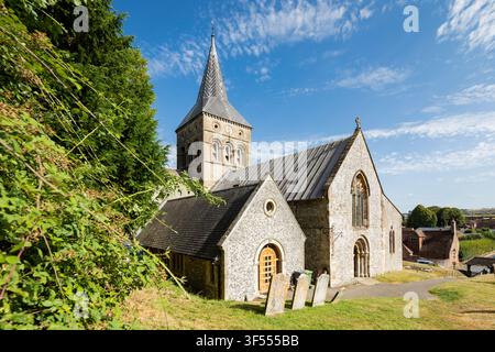 Sommernachmittag in der All Saints-Kirche in East Meon, Hampshire, England. Stockfoto