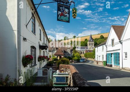 Somernachmittag im Dorf East Meon, Hampshire. Stockfoto