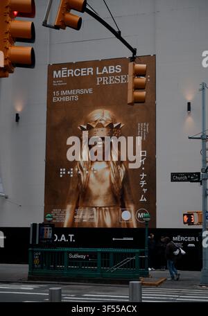 Ein überdimensionales Ausstellungsplakat hängt an der Fassade von Mercer Labs über einem U-Bahn-Eingang Stockfoto