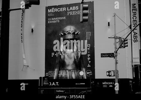 Schwarz-Weiß-Nahaufnahme zeigt das auffällige Ausstellungsbanner von Mercer Labs mit Roy Nachums Kunstwerk Stockfoto
