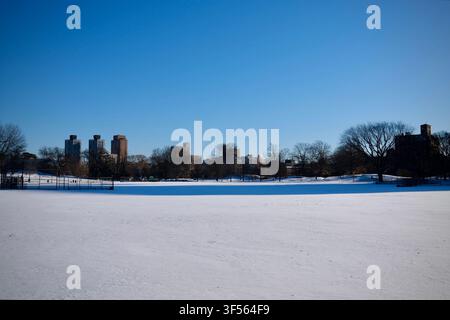 Schneefeld und Himmelstadtansicht (New York, New York, USA) Stockfoto