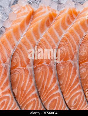 Frische Lachssteaks auf dem Markt für rohe Fisch und Meeresfrüchte mit Blick von oben Stockfoto