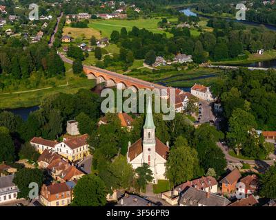 Luftbild von Kuldiga, Lettland, mit der Kuldiga-Brücke und Kirchturmspitze Stockfoto