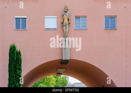 Eine von vier Keramikfiguren von Josef Franz Riedl, die Freiheit, Fürsorge, Aufklärung und körperliche Kultur darstellen. Karl-Marx-Hof, Wien, Österreich Stockfoto