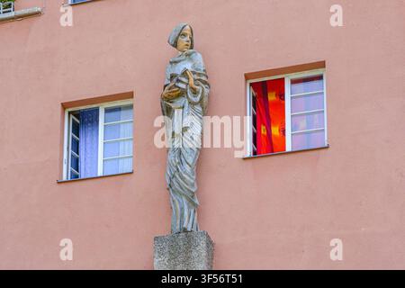 Eine von vier Keramikfiguren von Josef Franz Riedl, die Freiheit, Fürsorge, Aufklärung und körperliche Kultur darstellen. Karl-Marx-Hof, Wien, Österreich Stockfoto