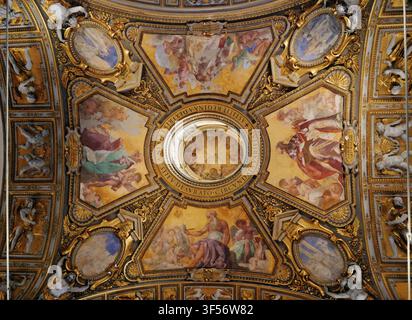 Gewölbe des Ostschiffs der päpstlichen Basilika Santa Maria Maggiore/Saint Mary the Great, Rom, Lazio, Italien, April 2024 Stockfoto