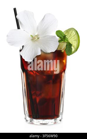 Erfrischender Cocktail, dekoriert mit Hibiskusblüte und Limettenscheibe, isoliert auf Weiß Stockfoto