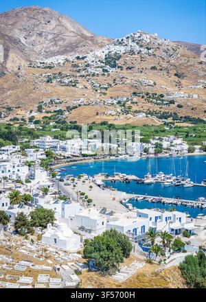 Luftbild der schönen Stadt und des Hafens von Livadi, Serifos-Insel, Kykladen, Griechenland, mit weiß getünchten Häusern und blauem Meer Stockfoto