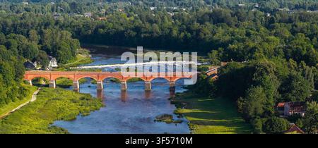 Luftaufnahme von Kuldiga, Lettland mit der Kuldiga-Brücke und den Venta-Rapiden Stockfoto