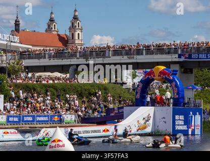 Vilnius, Litauen – 25. Juli 2026: Blick auf das Red Bull Flugtag-Event an der Neris mit Zuschauern, die von der Brücke aus zusehen, und der Kirche St. Ph. Stockfoto