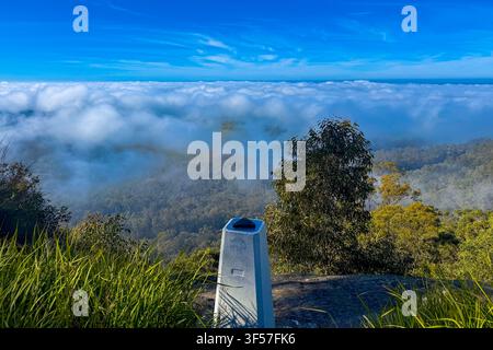 Fotografie der dicken und tief hängenden Wolkendecke über der Cumberland-Ebene und der Penrith-Lakes-Region, wie sie von den Hawkesbury Heights in New South Wales aus zu sehen ist Stockfoto