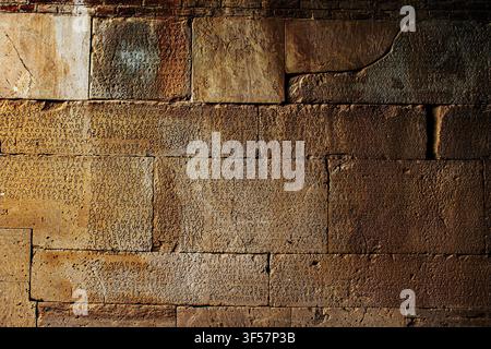 Alte griechische Gortyn-Gesetzestafel-Inschrift an einer Steinmauer im römischen Odeon in Gortyn, Kreta, Griechenland Stockfoto