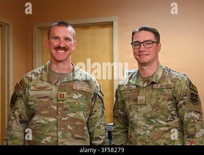 U.S. Air Force Capt. Max Sarver, Leiter des Optometriebereichs, und Senior Airman Wyatt Lupien, Optometrie-Techniker, beide vom Luke Medical Group Operational Medical Readiness Squadron, posieren für ein Porträt auf der Luke Air Force Base, Arizona, nachdem sie ihre medizinische Ausbildung genutzt haben, um das Leben eines Veteranen zu retten, indem sie eine Herz-Lungen-Wiederbelebung durchführten und einen automatisierten externen Defibrillator einsetzten. Stockfoto