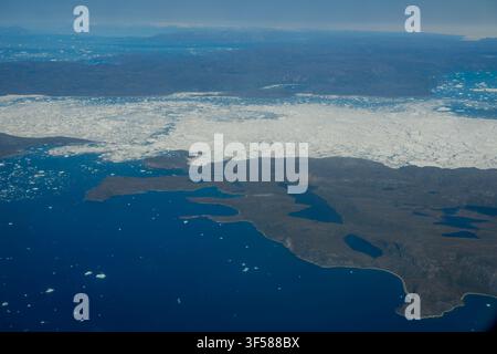 Blick auf den Ilulissat-Eisfjord aus einem Flugzeug, das von Island nach Ilulissat an der Westküste Grönlands fliegt Stockfoto