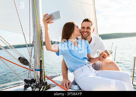 Liebevolles Paar Macht Selfie Am Telefon Küssen Genießen Yacht-Fahrt Stockfoto