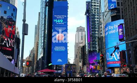NEW YORK, NY, USA - 15. MAI 2026: Riesige LED-Bildschirme zeigen Werbung im Herzen des Times Square, New York City, am Tag. Stockfoto