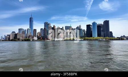 NEW YORK, NY, USA - 15. MAI 2026: Blick auf die Skyline von Lower Manhattan einschließlich des One World Trade Centers von der gegenüberliegenden Wasserseite aus. Stockfoto