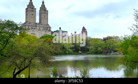 NEW YORK, NY, USA - 10. MAI 2024: Blick auf die ikonischen San-Remo-Wohnhäuser, die sich im See im Central Park in New York City spiegeln. Stockfoto