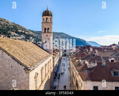 Dubrovnik, Kroatien, 11. Jan 2026. Der Panoramablick auf die historische Hauptstraße Stradun der Altstadt von Dubrovnik an einem sonnigen Tag. Stockfoto