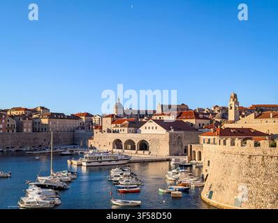 Dubrovnik, Kroatien, 11. Jan. 2026. Blick auf den historischen Hafen der Altstadt von Dubrovnik an einem friedlichen Wintermorgen. Stockfoto
