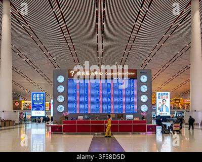 Peking, China, 2. Jan. 2026. Moderne Innenansicht des Abflugbereichs des Terminals 3 des Pekinger Flughafens (PEK) Stockfoto