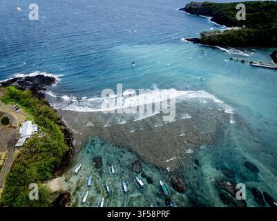 PADANG BAI - Padangbai ist eine Stadt auf der indonesischen Insel Bali in der gleichnamigen Provinz. Von Padangbai fahren auch Boote nach Lombok und den Gili-Inseln. Die indonesische Insel ist voller Touristen. Bali ist eine Provinz Indonesiens und die westlichste der Kleinen Sundainseln, östlich von Java und westlich von Lombok. ROBIN UTRECHT / ANP Niederlande out - Belgien out Stockfoto