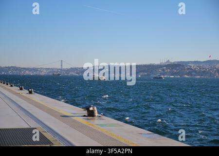 Türkei Istanbul 20. Mai 2026. Szene von Booten auf dem Wasser nahe einer Brücke in der Stadt Stockfoto