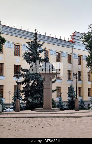 Bronzebüste-Denkmal von Alexander Puschkin auf einem Stadtplatz vor einer Architekturfassade in Almaty, Kasachstan Stockfoto