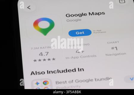 Shanghai, China – 31. Juli 2026: Google Maps-App-Downloadseite auf dem Handybildschirm Stockfoto