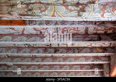 Reich verzierte mittelalterliche bemalte Deckenbalken in der Kvernes-Stabkirche in Norwegen, ideal für redaktionelle Verwendung im Bereich Erbe und Architektur. Stockfoto