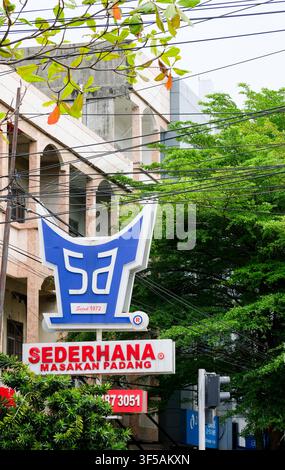 Pekanbaru, Indonesien - 28. September 2025: Ikonisches blaues Logo-Schild des Restaurants Sederhana Padang, berühmte indonesische minangkabau traditionelle Küche Stockfoto
