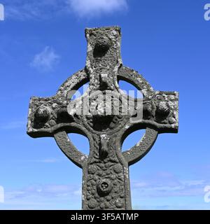 Das Kildalton-Kreuz vor blauem Himmel in der alten Pfarrkirche von Kildalton auf der Isle of Islay, Schottland UK Mai Stockfoto