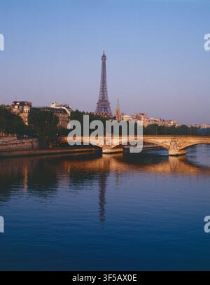 Frankreich. Paris. Eiffelturm. Blick über die Seine. Pont des Invalides. Stockfoto
